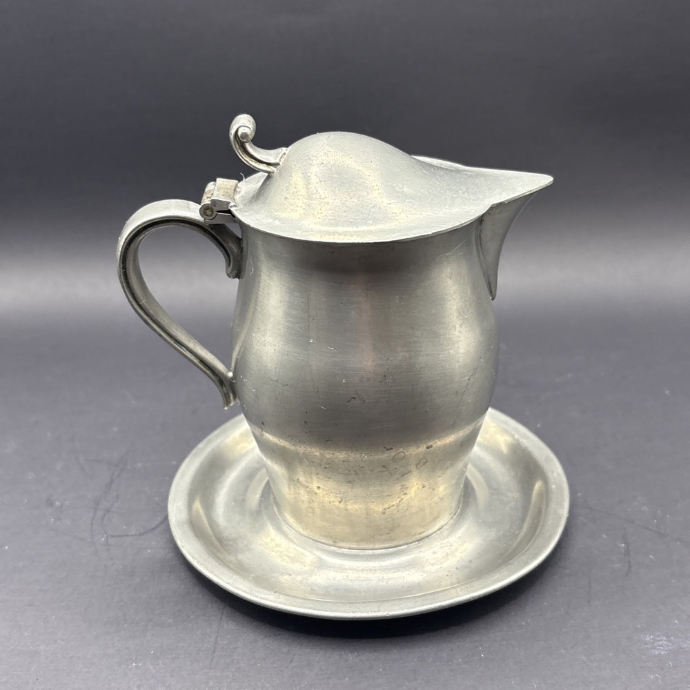 Vintage Signed International Pewter Lidded Creamer Syrup Pitcher Attached Plate - Picture 5 of 6